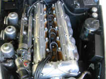 jaguar_xk150-engine.JPG (108680 octets)